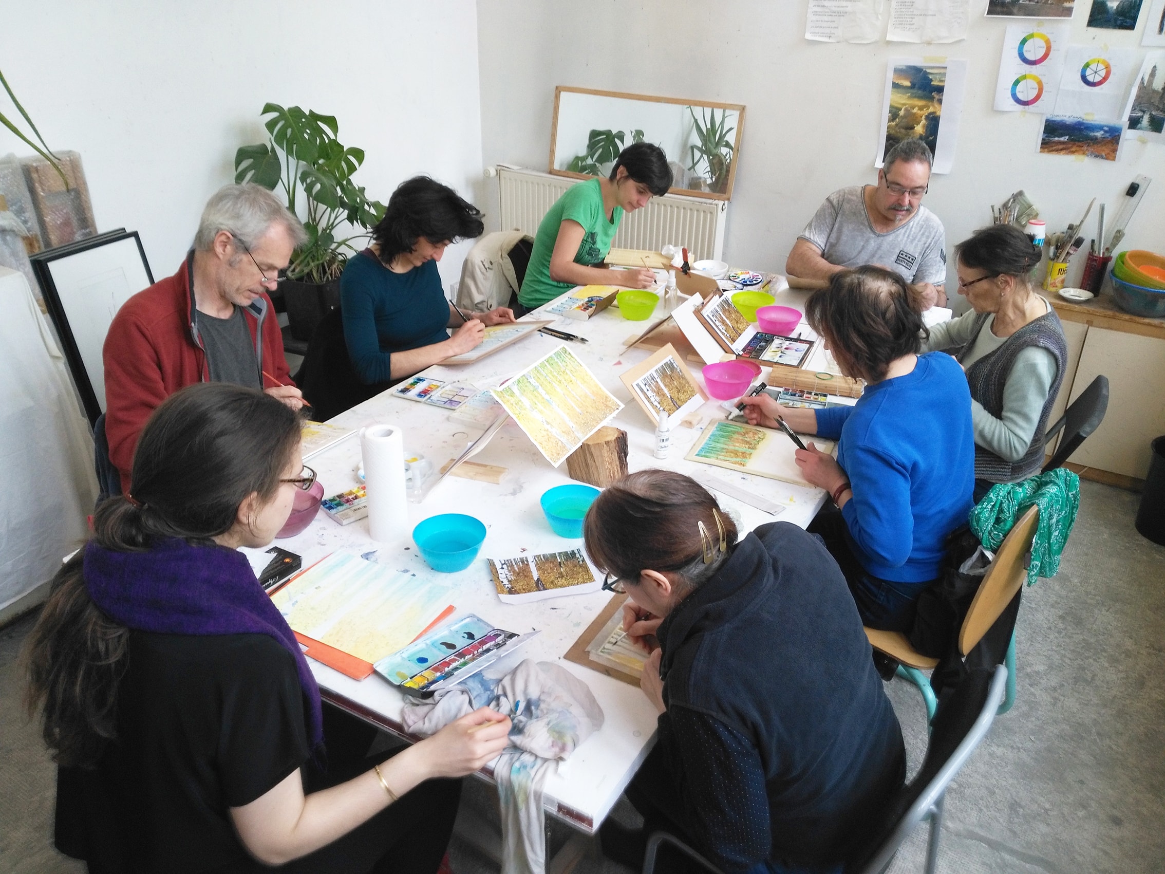 Elèves assistant à un cours d'aquarelle sur Paris